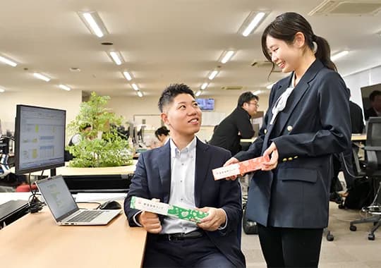 中部流通の事務所で商品について話をする二人の社員