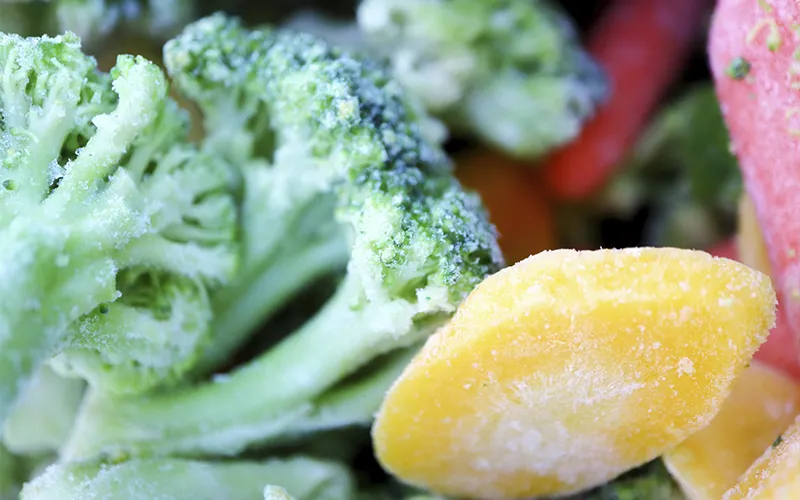 袋から出されて広げられた冷凍野菜