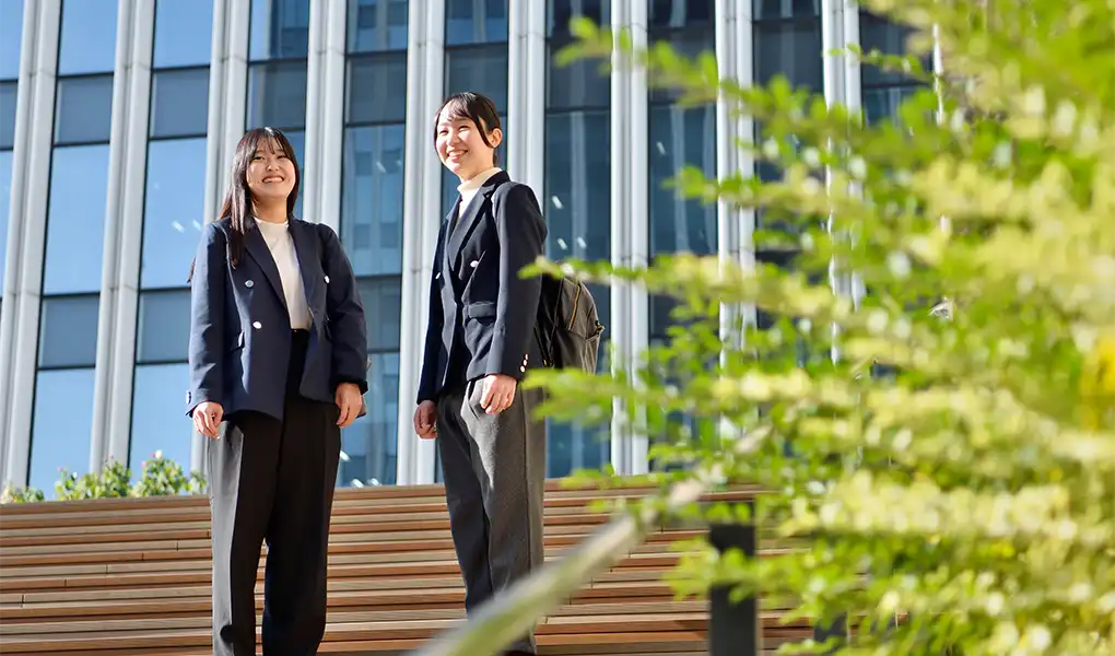 笑顔で外を歩く二人の社員