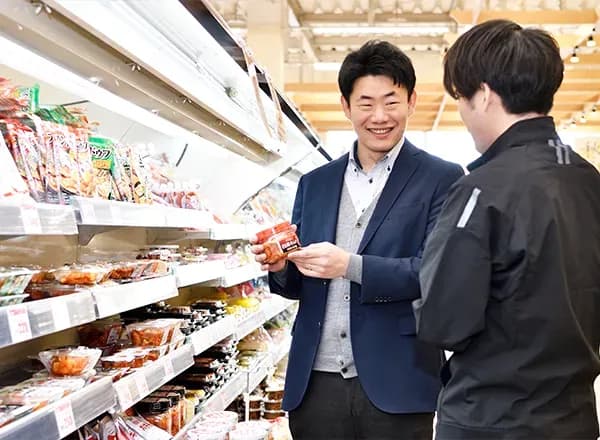 漬物売場で自社商品を紹介する社員