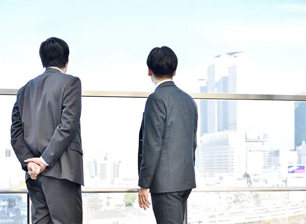 ビルの立ち並ぶ遠方を見つめる二人の後ろ姿