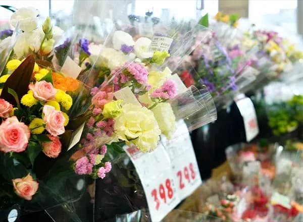 スーパーマーケットの切花売場