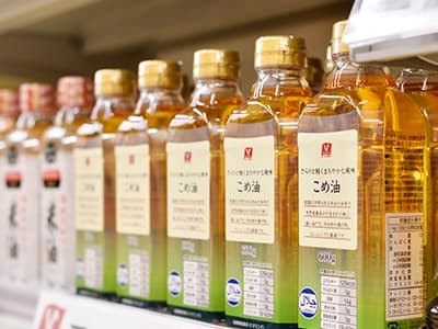 店頭に並ぶこめ油