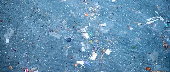 海に漂うプラスチックごみ