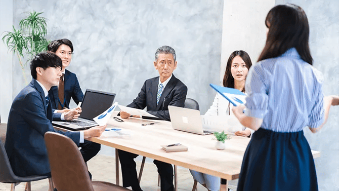 商品開発会議をする人々