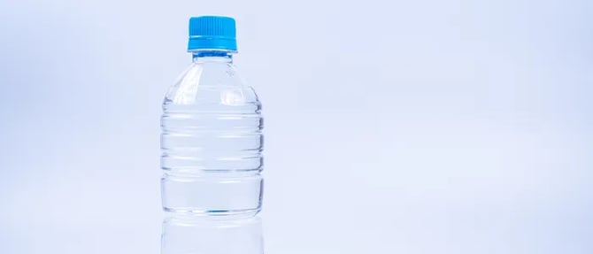 水の入ったペットボトル