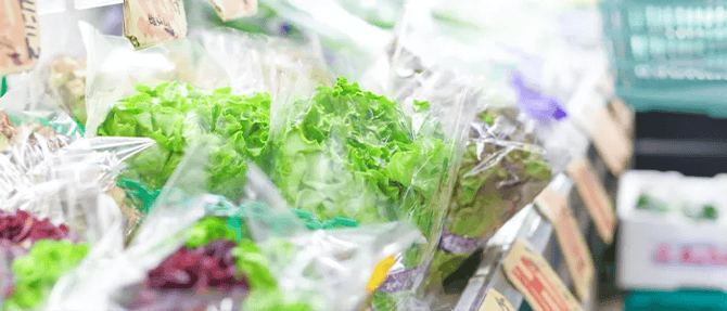 スーパーマーケットの野菜売り場