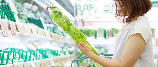 野菜を購入する女性
