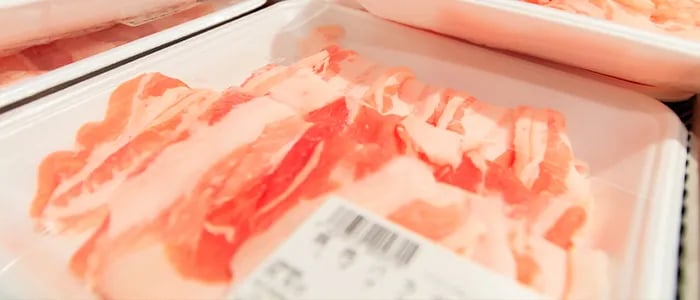 豚肉のトレーに使用されたラップ
