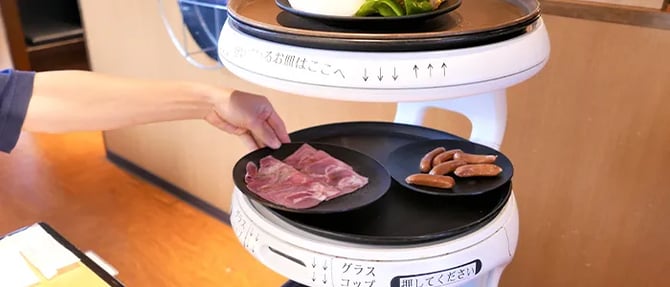 焼肉屋で使われている配膳ロボ