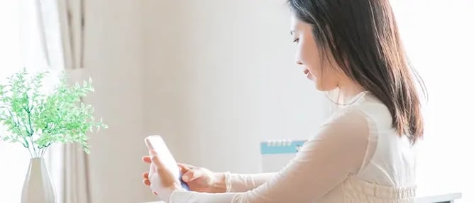 スマホで生成AIを使用する女性