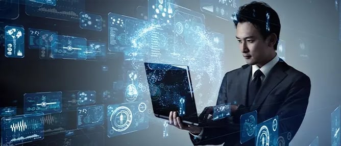 パソコンでAIシステムを開発する男性