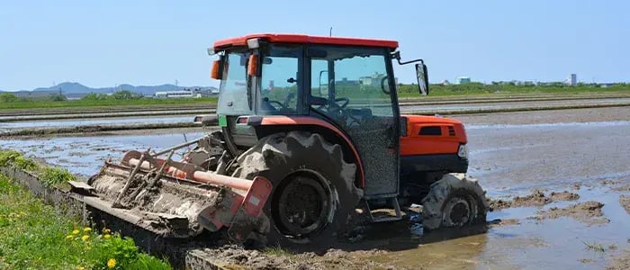 田んぼを耕す農機