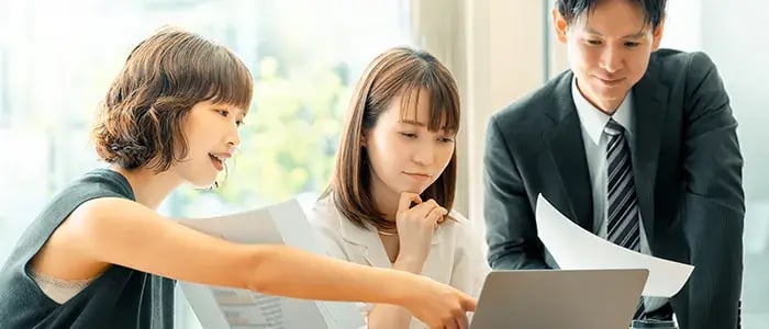 リブランディングの方法を打合せする人々