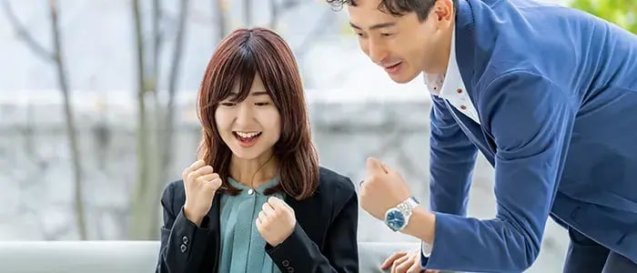 リブランディングが成功して喜ぶ二人