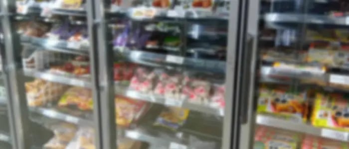 スーパーマーケットの冷凍食品コーナー
