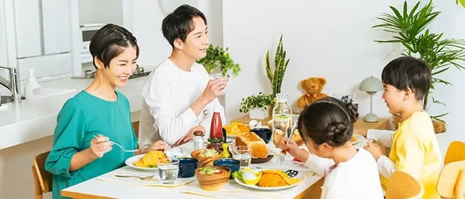 食事をする家族