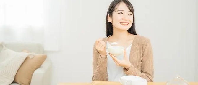 発酵食品を食べて健康を目指す女性