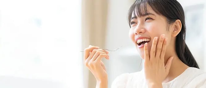ローカルフードを楽しく食べる女性
