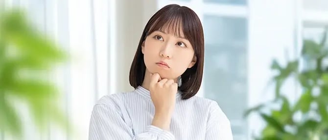 課題に悩む女性
