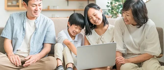 Webサイトを見て楽しむ親子