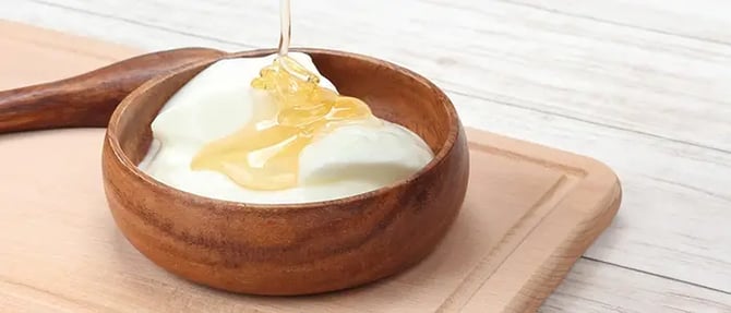 はちみつがかけられたヨーグルト