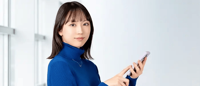 スマホを操作する女性