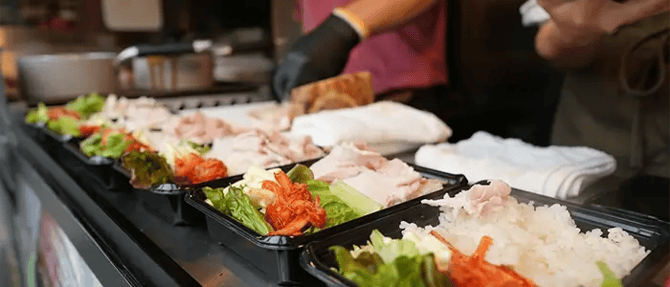 目の前で作られるお弁当