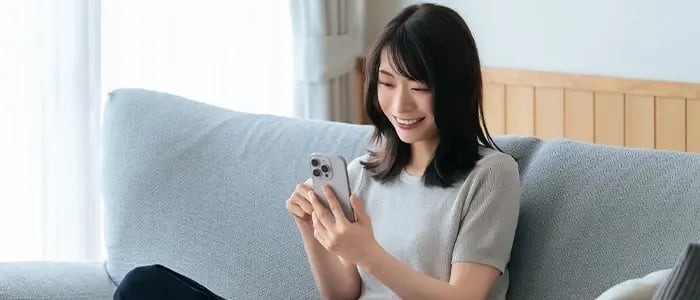 スマホでSNSを見る女性