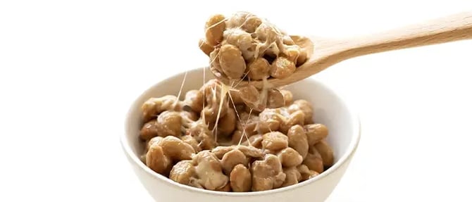 スプーンに盛られた納豆