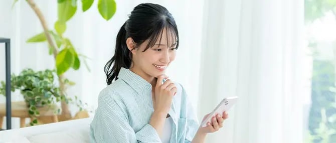 スマホでソーシャルコマースを楽しむ女性