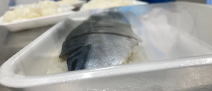 提案したトレーにさばの押し寿司を包装 提案したトレーにさばの押し寿司を包装